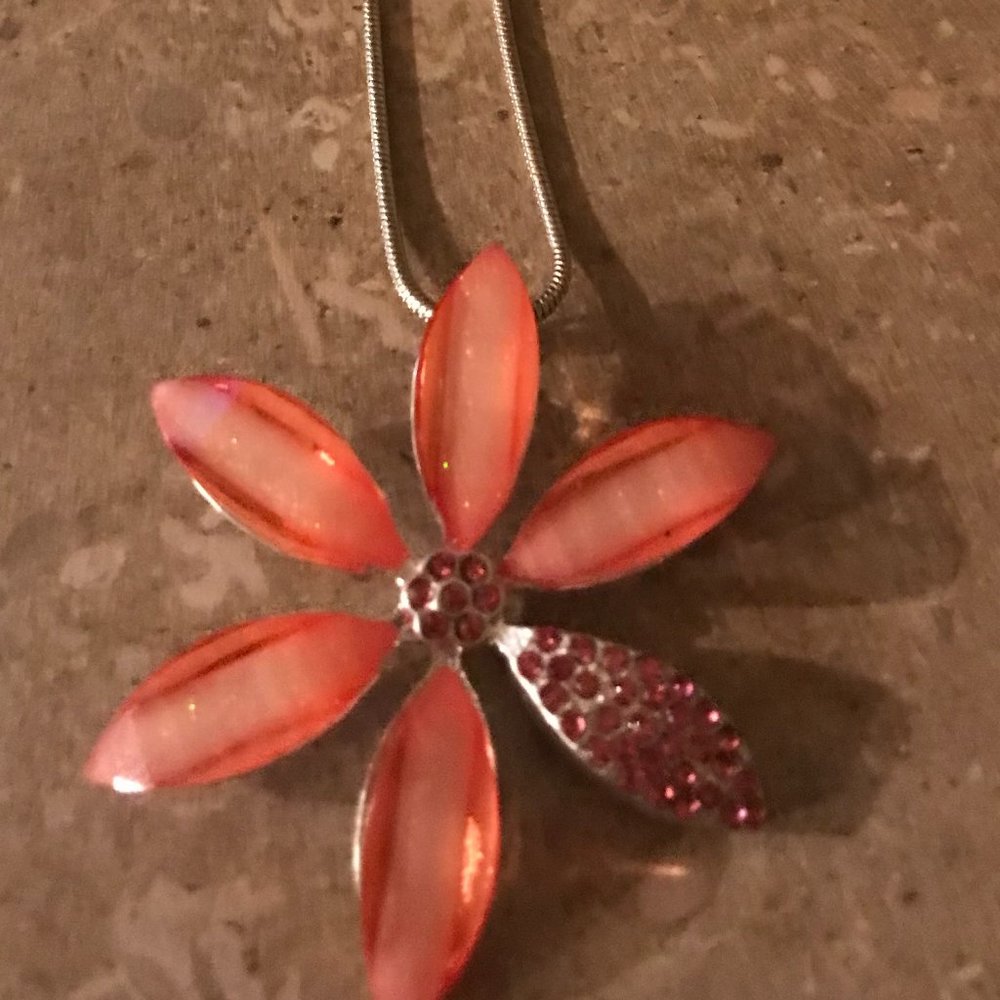 Flower neckless with matching earrings - Picture 2 of 2